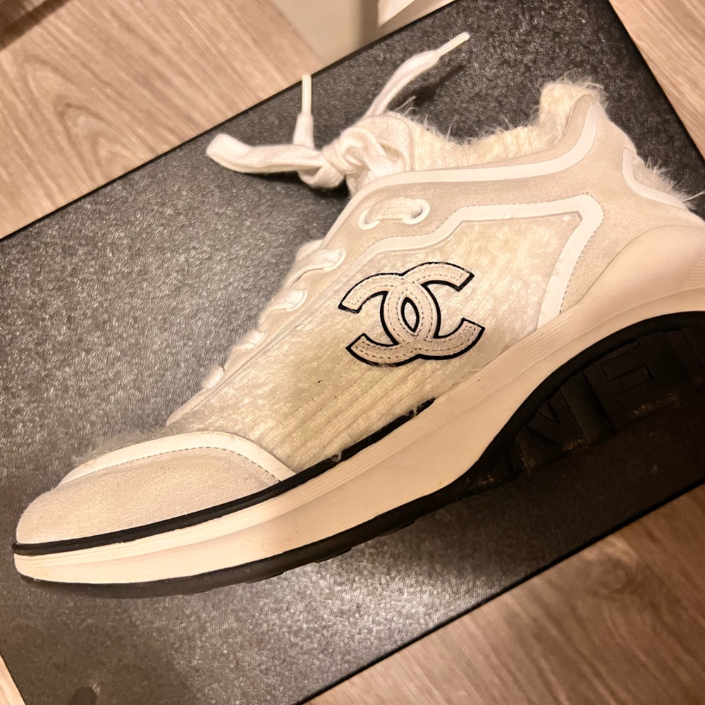 CHANEL Sneakers